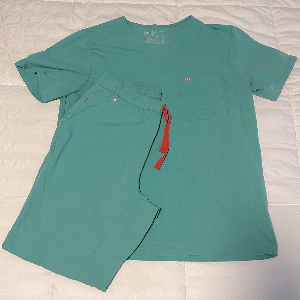 Figs Men’s Surgical Green Scrubs Bundle (Top and Bottom) Large